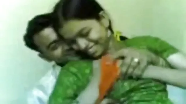 XXX sem registo  Uma rapariga bronzeada com seios luxuosos agrada a assistir filme pornô com atriz brasileira um homem casado