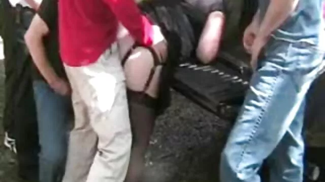 XXX sem registo  Casais apaixonados experimentam o assistir vídeos pornôs brasileiros pico do êxtase durante o sexo quente na cama