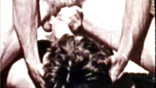 XXX sem registo  Duas lésbicas fazem isso pornos antigos nacionais sem a ajuda de um homem com um strapon.