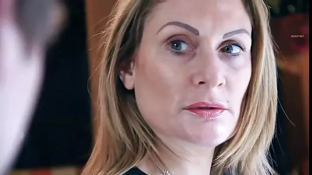 XXX sem registo  O amante vê as vídeo pornô atriz brasileira pernas de uma mulher loira maravilhosamente ao ar livre