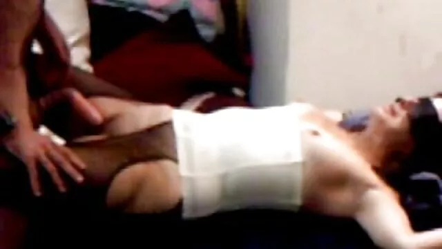 XXX sem registo  Um homem lindo a comer uma morena bonita e uma vagina na videos pornôs com brasileiras vagina dela.