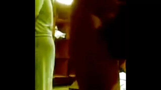XXX sem registo  Uma Asiática gira adora prelúdio antes de ver filmes brasileiros antigos pornos