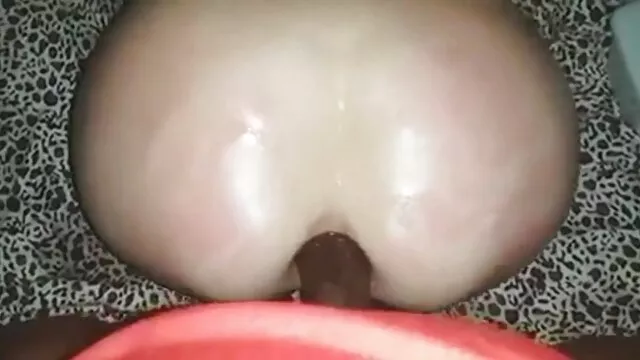 XXX sem registo  Uma morena esbelta na cama Cor-de-rosa a acariciar filmes pornôs nacionais antigos o seu buraco Rapado com as mãos.