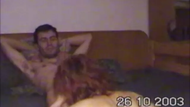 XXX sem registo  Asiática e morena num sofá ator pornô brasileiro branco a fazer figura de amor lésbico.