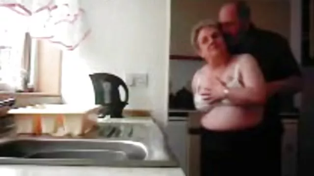 XXX sem registo  A loira bateu atriz brasileira em filme pornô numa rapariga em Pornografia Caseira.