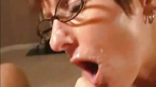 XXX sem registo  As raparigas russas submetem-se filmes pornôsbrasileiros a uma amiga à frente do namorado.