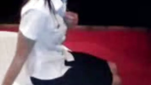 XXX sem registo  Um homem atrizes pornograficas brasileiras a esgueirar-se com um grande peito natural em casa.