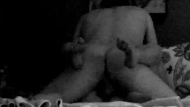 XXX sem registo  Uma namorada muito bonita chupou a pila do amante e pôs um pornôs brasileiros grátis pé na pila