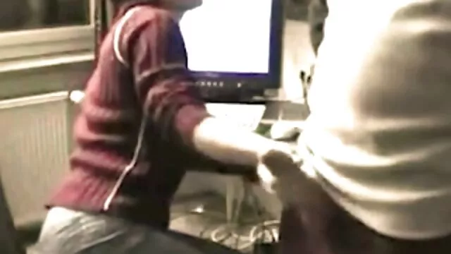 XXX sem registo  Massagem a óleo e melhores sites de porno brasileiro olhar pato com uma bela loira num colchão de borracha