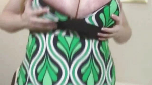 XXX sem registo  Linda rapariga fodida por um tipo na sala atriz porno brasileira famosa de estar de meias brancas
