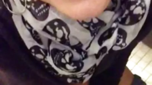 XXX sem registo  O homem com a habilidade de foder pornor com brasileiras uma jovem numa cama grande