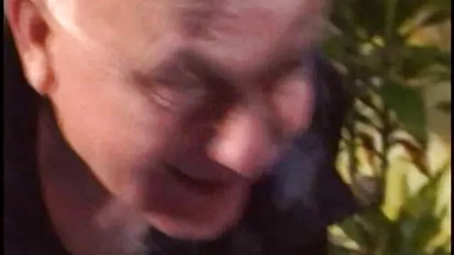 XXX sem registo  O homem puxa a rapariga história de filme pornô brasileiro no sofá e enche o cabelo de osteoporose com esperma.