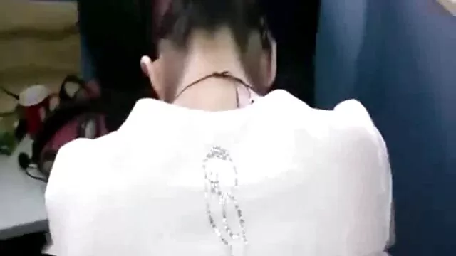 XXX sem registo  Uma jovem surpreende o vizinho filme de pornô com atriz brasileira com um broche.