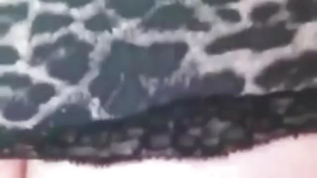 XXX sem registo  Magricela de jeans com marido no sofá os melhores vídeos pornôs brasileiros