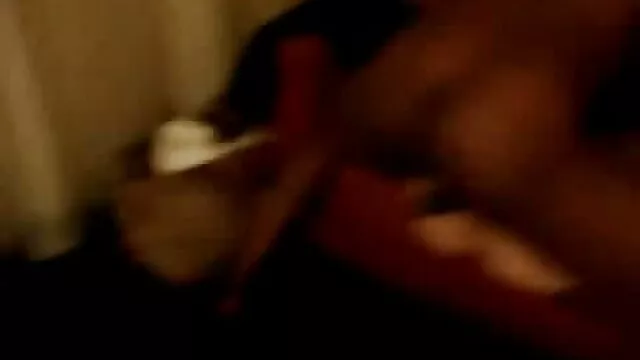 XXX sem registo  A atrizes brasileiras fazendo filme pornô mulher tatuada estava a dar a um homem excitado com um tubo espesso no rabo.