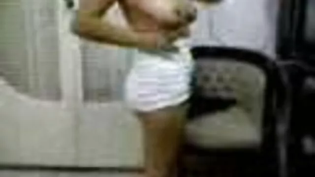 XXX sem registo  A rapariga não tem medo de atrizes pornos brasileira ter sexo com três homens.