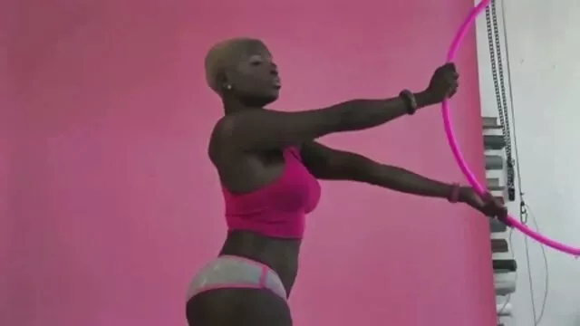 XXX sem registo  A reparar o carro com a rata filme porno as brasileiras dela.
