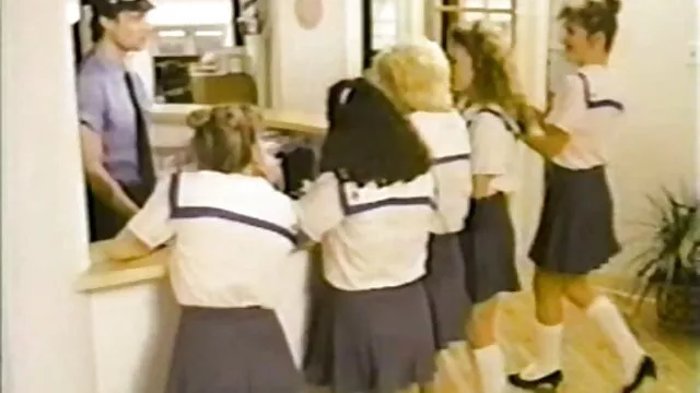 XXX sem registo  Os alunos se sentem entediados e convidam os amigos a criar relacionamentos emocionais filme pornô com atriz brasileira