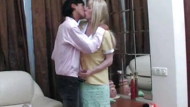 XXX sem registo  Um homem acordou um delicioso cabelo de assistir vídeos pornôs brasileiros chocolate, e convenceu - o a ter um sexo apaixonado