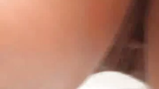 XXX sem registo  Uma jovem satisfaz as atrizes pornores brasileiras necessidades de um homem